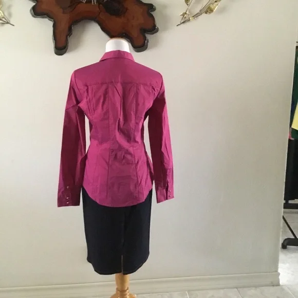 HP-7TH AVENUE- NEW YORK& CO.FITTED BUTTON DOWN TOP WITH DECORATIVE STONE BUTTONS - Picture 3 of 8